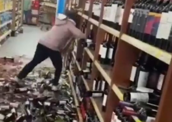 “감히 나를 해고해” 분노한 여직원, 와인 수백명 내동이쳐