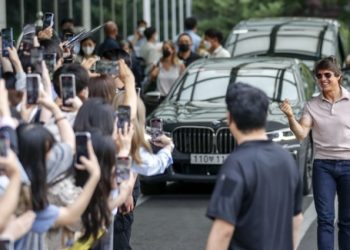 한국 간 톰 크루즈 차 안 타고 셀카..팬 서비스 최고