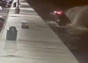 운전 실수 차량 바다에 빠지자 홀로 뛰어든 고교생 영웅