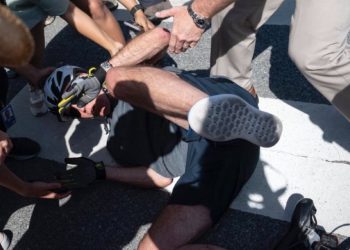 바이든 자전거 타다 ‘꽈당’(영상)… 트럼프 아들 “경제 쓰러졌다” 조롱