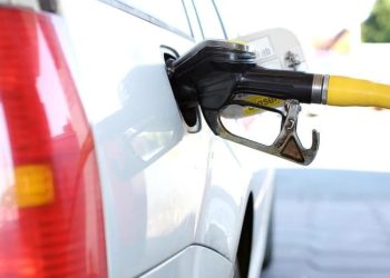 개스값 평균 5달러 미만 떨어져…”일시적 현상 곧 6달러 육박”