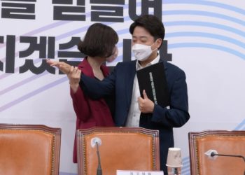 이준석 ‘악수 거절’ 배현진 ‘어깨 탁’…국힘 지도부 갈등