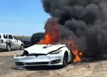 폐차장 방치 테슬라에 화재….웅덩이에 넣고서야 간신히 진화(영상)