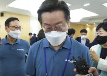 이재명 불출마 요구 쏟아진 민주 워크숍…”이재명, 108번뇌 중”