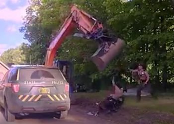 ‘빈집털이’ 아들 체포하자, 아버지 굴삭기 난동(영상)