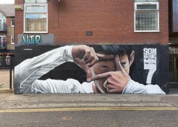 런던 거리에 ‘득점왕’ 손흥민 벽화 등장… ‘찰칵 세리머니’