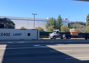 LA 통근 버스, 트레일러와 충돌..승객 등 20명 부상