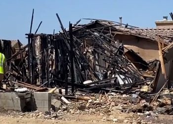 빅터빌 한 주택서 새벽 폭발 사고..폭격 맞은 듯 무너져(영상)