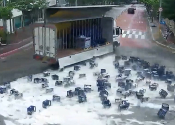 맥주병 2천병 쏟아진 도로 30분만에 “춘천의 기적”