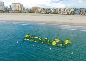 롱비치 해변에 무료 수상 놀이공원..25일개장