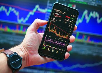 ‘블랙 먼데이’ 뉴욕증시 속절 없는 추락…나스닥 4.7% 폭락 “아직 바닥 아냐”