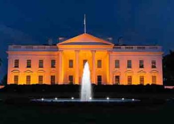 주홍 빛으로 물든 백악관