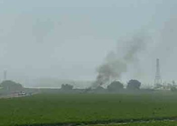 옥스나드 딸기밭에 비행기 추락,  조종사 사망