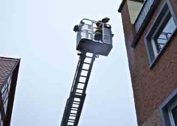 2층 주거 건물에 차량 돌진..아이들 무사 구조