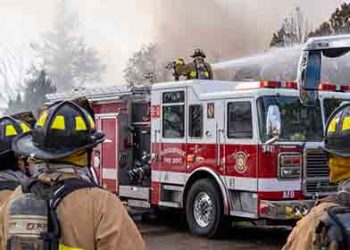 재소자 소방관 태운 차량서 화재 6명 부상