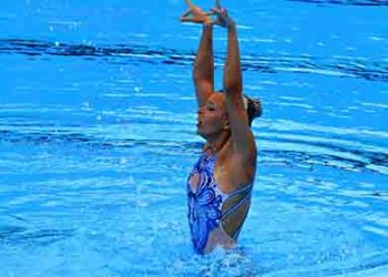 미 대표팀 수영 코치,  익사 위기 수영 선수 구해내