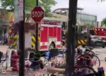 독립기념일 퍼레이드서 총기 난사 6명 사망(영상)