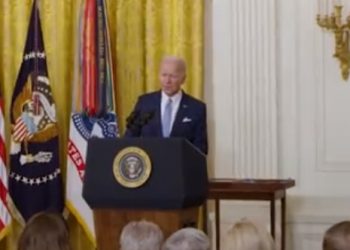 바이든 “총기난사 희생자 애도..7월 9일까지 공공기관 조기 게양”