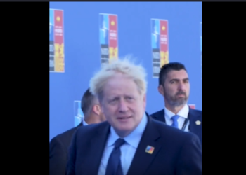 버티는 존슨 총리..내각 44명 줄사퇴에도 자리 고집