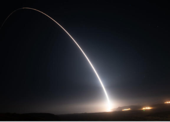 캘리포니아서 ICBM 시험 발사 실패…”몇 초 만에 폭발”