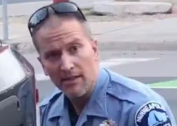 플로이드 살해 경찰 쇼빈, 법원서 형량 줄어… 가족들 ‘분노’