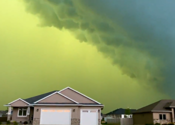 하늘 녹색 물들자 거대 폭풍 몰려와..사우스다코타