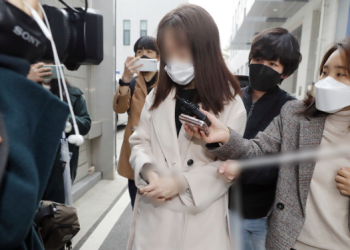 20대 여성, 지하철서  60대 남성 휴대폰 폭행