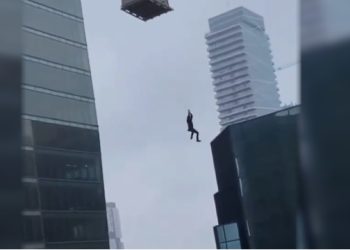 [이런일도] 크레인에 대롱대롱…케이블 얽혀 아찔한 위기