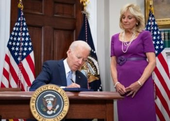 민주 지지층 64% “2024년 대선, 바이든 말고 다른 후보를”