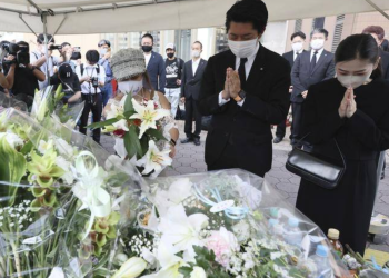 아베 장례식, 도쿄 사찰서 가족장으로…일왕, 조화 보내