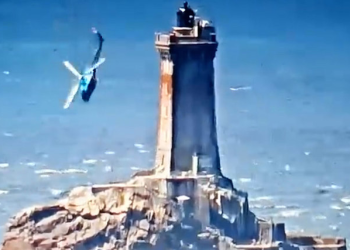 급강하 헬기 충돌직전 상승…구사일생 순간포착(영상)