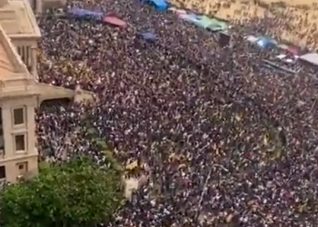 해외 도주하려던 스리랑카 대통령, 공항 직원이 저지(영상)…수백만명 시위