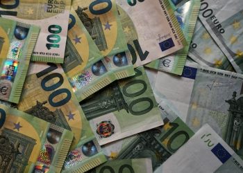 유로, 20년 만에 1유로=1달러 등가 아래 하락