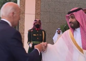 사우디 왕따 끝?..바이든, 빈 살만 왕세자와 주먹인사(영상)