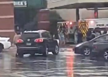 푸드코트 총기난사, 4명 사망..쇼핑객, 범인사살