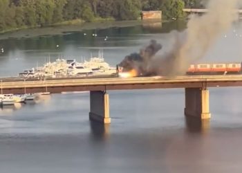 보스턴 지하철 철교 위 화재, 수백명 탈출..강물 뛰어내린 승객도, 대참사 피해(영상)