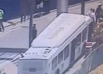 LAX 셔틀 버스 공항 기둥 들이받아 2명 중상(영상)