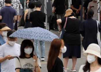 하루 확진자 100만명…100일만에, 한국 6만명