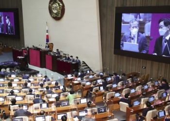 서로 약점 후벼파기…여 ‘북송’ vs 야 ‘사적 채용’