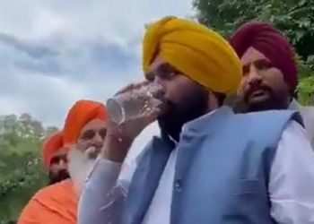 ‘강물 깨끗해’ 원샷 인도 펀잡 총리…복통 병원 신세