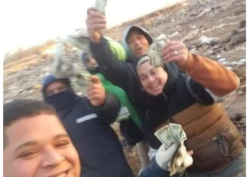 쓰레기장서 달러지폐 무더기 나와, 아수라장(영상)