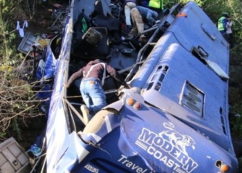 케냐 고속도로에서 버스 강으로 추락…최소 21명 사망