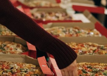 “백신접종 학생에 피자 제공은 뇌물” LA 학부모 소송