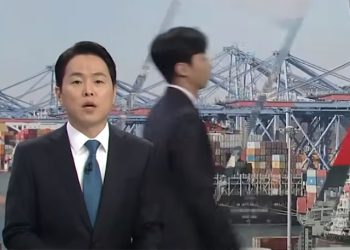 “SBS방송답네~~~!”…생방송 뉴스 중  ‘황당 워킹’…수어통역사도 ‘빵’