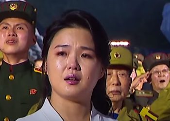 북한국가 부르다 감정 북받쳐 눈물 흘린 리설주(영상)