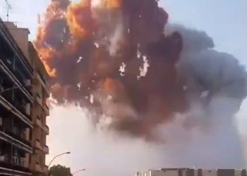 ‘베이루트 대폭발’ 곡물저장고 결국 화재로 붕괴(영상)