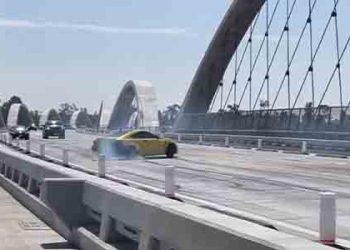 LA 새 명물 6가 다리.. 벌써 골칫거리?