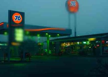 픽업 트럭 주유소 돌진, 11명 부상