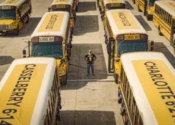 “더는 못참아” 텍사스인 뿔났다…노란 스쿨버스 52대 차량 시위