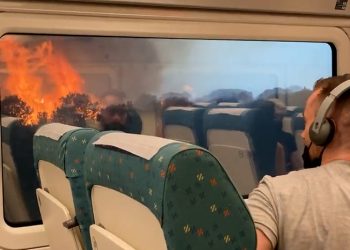 산불 한가운데 기차 멈춰섰다..승객들은?(영상)